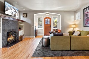 Smart TV, fireplace, ping pong - New! Luxury Bend Retreat Steps From Downtown & River (Bend)