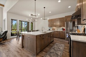 Fridge, microwave, oven, stovetop - New! Luxury Bend Escape | Hot Tub | Lake Views (Bend)
