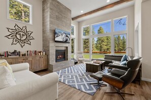 Smart TV, fireplace - New! Luxury Bend Escape | Hot Tub | Lake Views (Bend)
