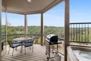 Outdoor dining - New! Deschutes River Escape with Hot Tub & Views (Bend)
