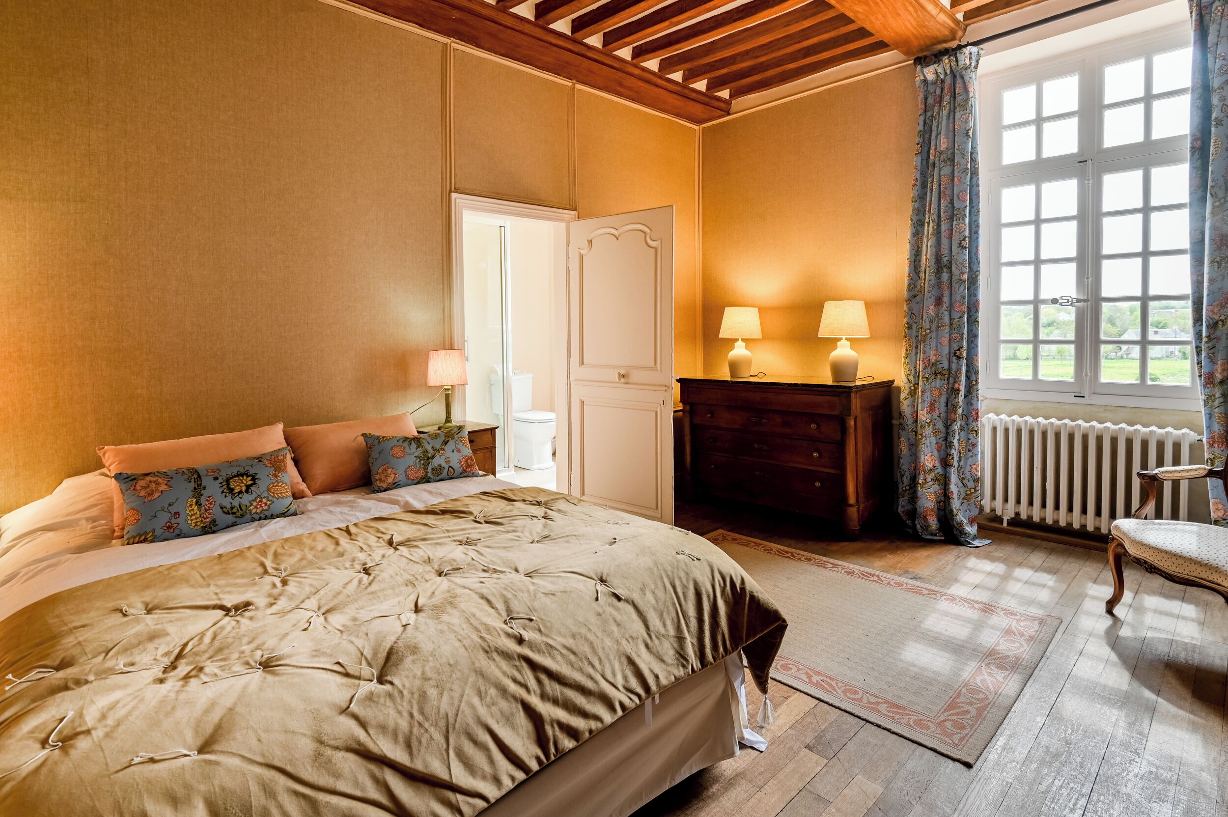 9 habitaciones, tabla de planchar con plancha y cuna de viaje 