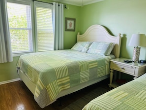 Free WiFi - 1985 Kingfisher: 3  BR, 2  BA House in Surfside Beach, Sleeps 10 (Surfside Beach)