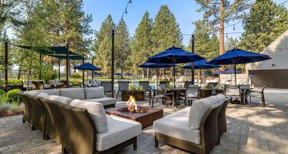 New! Cozy Bend Escape | Hot Tub | Forest Views
