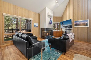 Smart TV, fireplace - New! Cozy Bend Escape | Hot Tub | Forest Views (Bend)