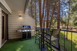 Outdoor dining - New! Cozy Bend Escape | Hot Tub | Forest Views (Bend)