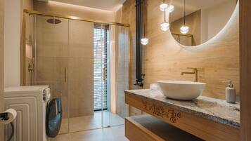 Comfort Villa, Mountain View | Bathroom | Separate tub and shower, free toiletries, hair dryer, towels