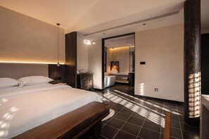 Free minibar, desk, laptop workspace, free WiFi - Windy Wan Gang Wind Listening Art Hotel (Lijiang)