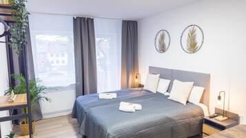 Appartement, 2 slaapkamers, balkon, uitzicht op stad | Geluiddichte muren, een strijkplank/strijkijzer, gratis wifi
