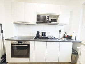 Apartment, 3 Bedrooms, Balcony, City View | Private kitchen - Lüder-Bömermann-Straße 10 (Bremen)