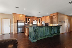 Fridge, microwave, oven, stovetop - Grand House with Views! (Port Mansfield)
