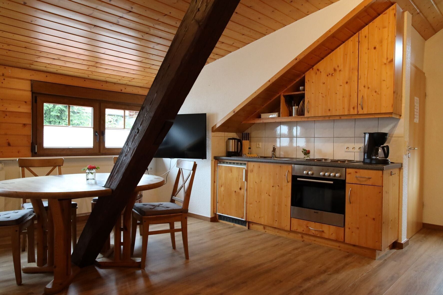 Wasserkocher mit Kaffee-/Teezubehör, Kühlschrank, Mikrowelle, Ofen