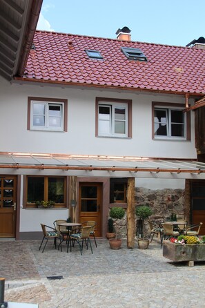 Outdoor dining - Cozy Black Forest Apartment (52 sqm) – Free Wi-Fi & Parking, Close to Town (Gengenbach)