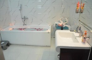 Suite, Stadtblick | Badezimmer | Handtücher, Seife, Shampoo, Toilettenpapier
