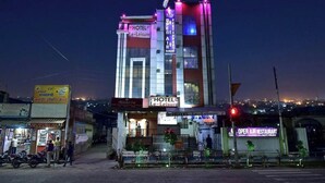 A multi-story building with a sign for 'HOTEL Le-Leisure' and 'OPEN AIR RESTAURANT.' - Le-Leisure Hotel (Prayagraj)