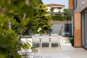 Outdoor dining - Deluxe 2 bedroom apartment Azzura with swimming pool and sea view (Malinska)