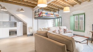 A loft-style living space with a kitchen, a sofa, and a dining area. - Apartment 'Casco Antiguo Sirocco' with Wi-Fi and Air Conditioning (Tarifa)