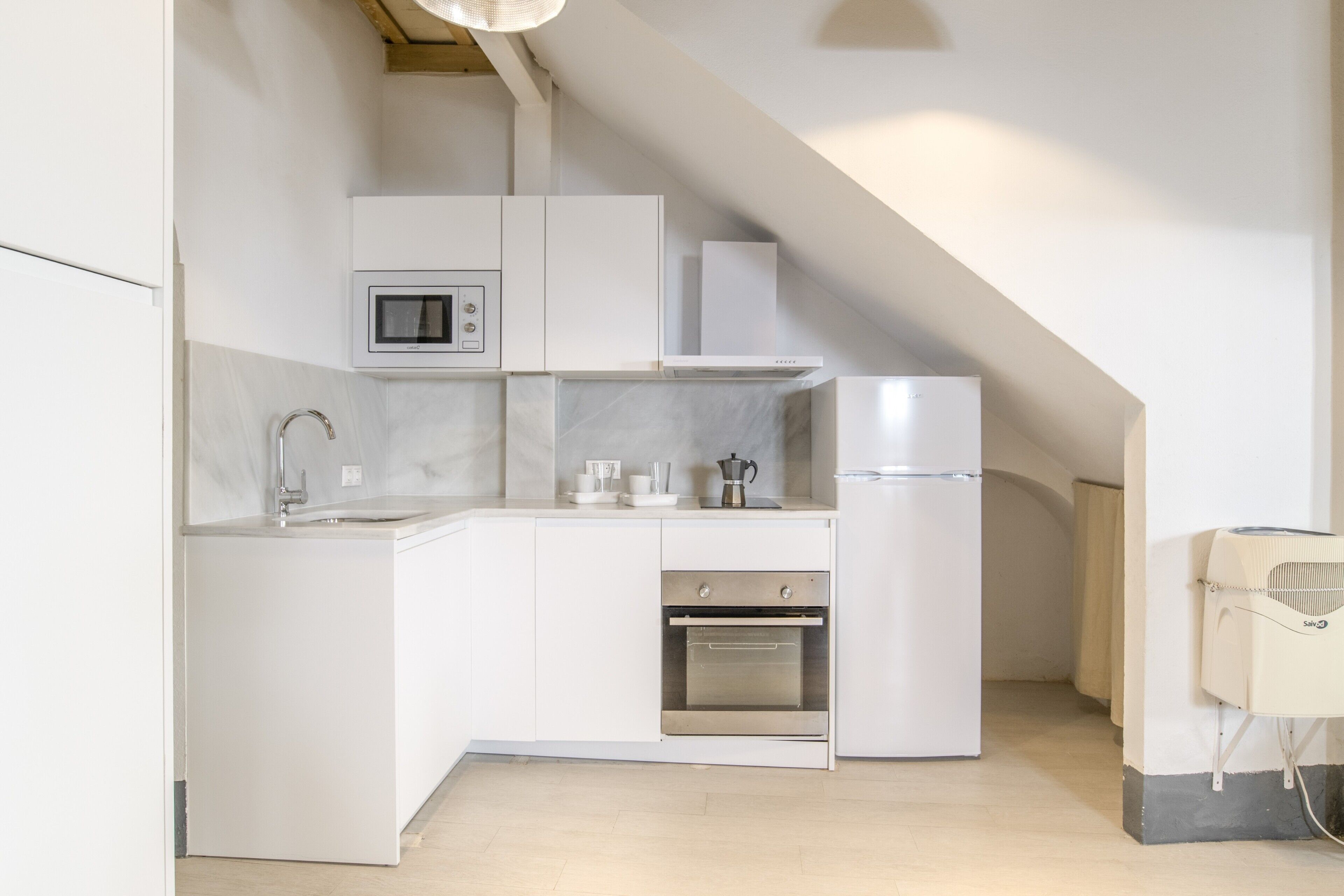 Een koelkast, een magnetron, een oven, een kookplaat