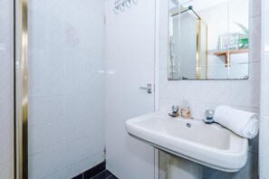 Superior Room, Patio | Bathroom - Derwent Hotel (Blackpool)