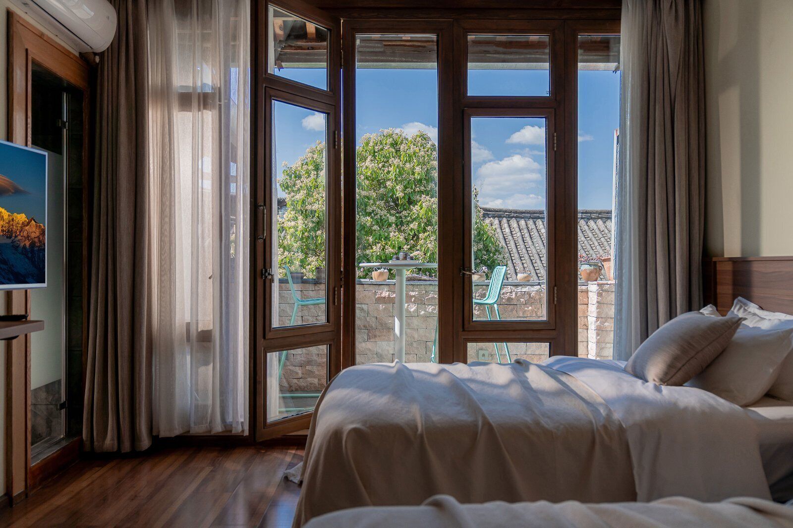 Luxury Twin Room, Balcony, City View | Individually decorated, laptop workspace, free WiFi, bed sheets