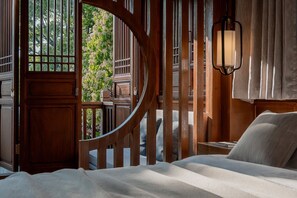 Phòng đôi có tầm nhìn toàn cảnh, bồn tắm nước nóng, quang cảnh đồi núi | Trang trí khác biệt, khu vực làm việc phù hợp cho laptop 