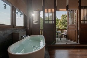 Phòng đôi có tầm nhìn toàn cảnh, bồn tắm nước nóng, quang cảnh đồi núi | Phòng tắm | Đồ dùng nhà tắm miễn phí, máy sấy tóc, áo choàng tắm, khăn tắm 