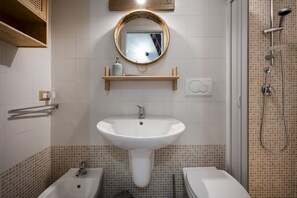 Shower, bidet, towels - Cozy apartment on two levels that accommodate up to 3 people and is equipped with all the main comforts for a pleasant stay. The location is excellent, in the center, with all the essential services at hand and a short distance from the points of interes (Martina Franca)