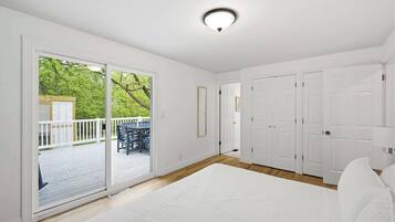 Desk, iron/ironing board, travel cot, WiFi