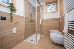 Shower, bidet, towels - Suite Mas de Le Mole (Falcade)