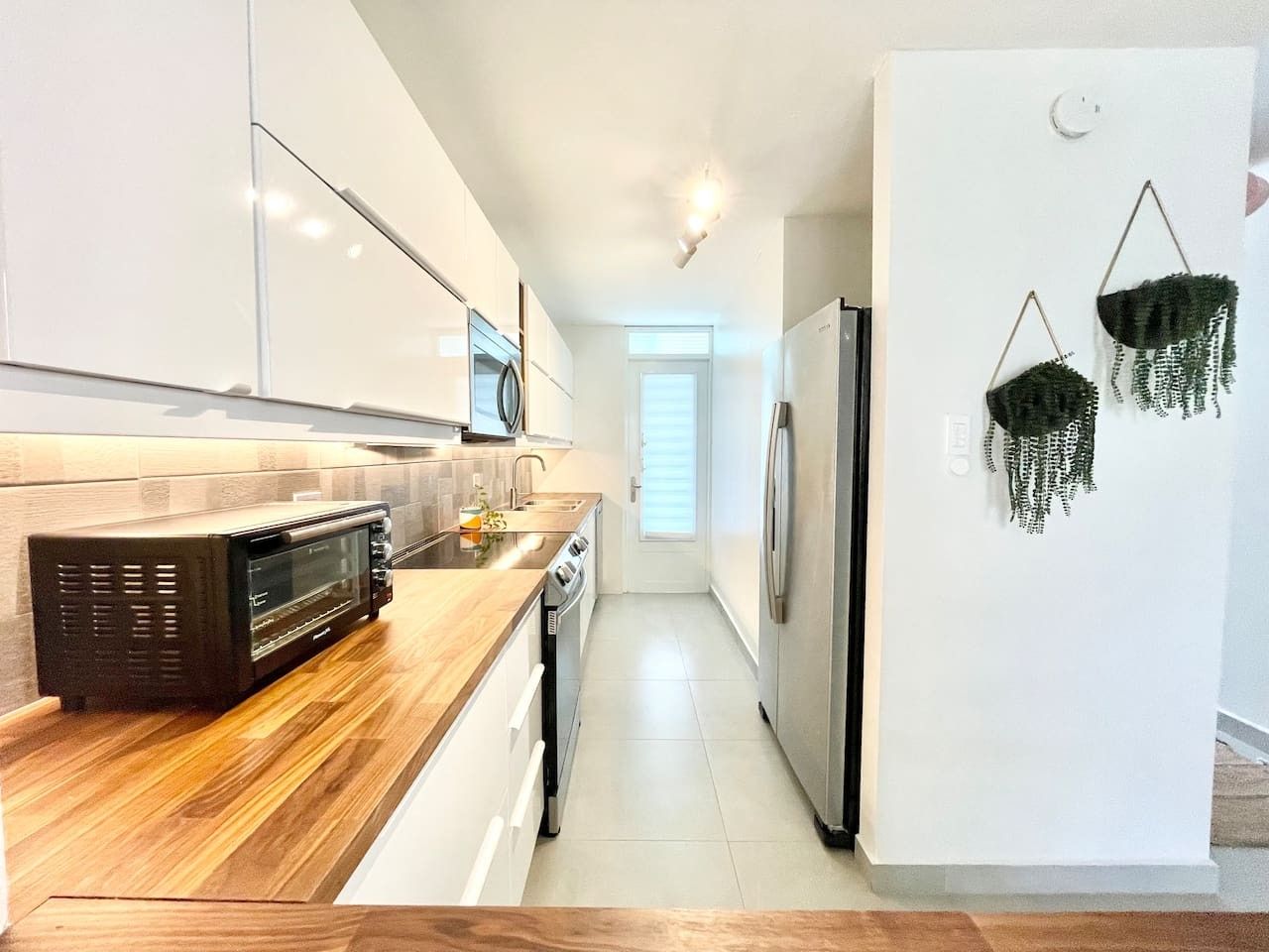 Una cocina moderna con microondas, horno y refrigerador.