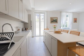 Fridge, microwave, dishwasher - GuestHost - Bright Apartment near Vatican City (Rome)