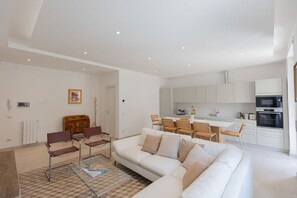 TV - GuestHost - Bright Apartment near Vatican City (Rome)
