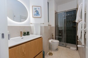 Shower, towels - GuestHost - Bright Apartment near Vatican City (Rome)
