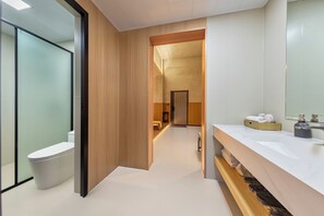 Suite Premier, vista al patio | Baño | Amenidades de baño gratuitas, secadora de cabello, batas, toallas 