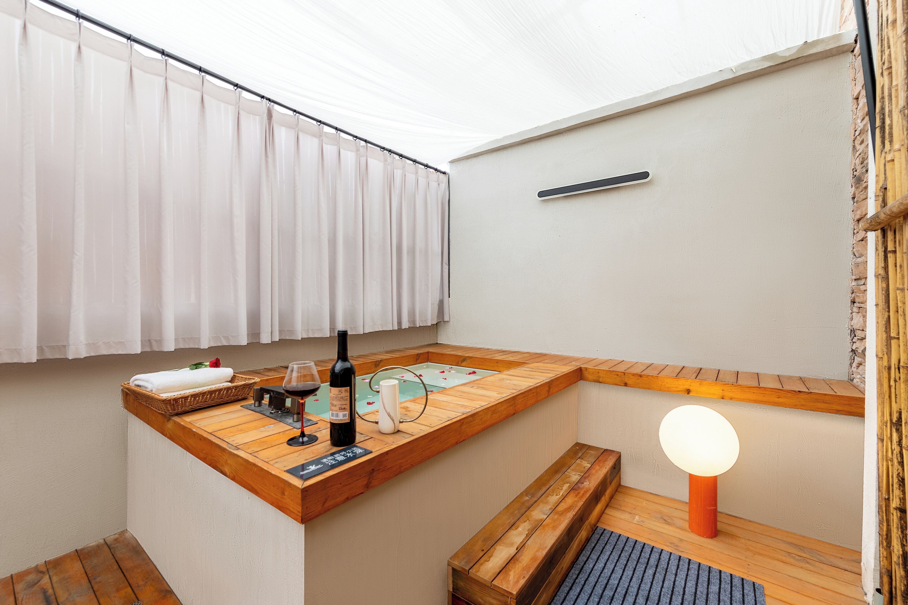 Kamar Twin Mewah, hot tub, pemandangan halaman | Kamar mandi | Perlengkapan mandi gratis, pengering rambut, jubah mandi, dan handuk