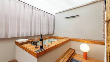 Kamar Twin Mewah, hot tub, pemandangan halaman | Kamar mandi | Perlengkapan mandi gratis, pengering rambut, jubah mandi, dan handuk