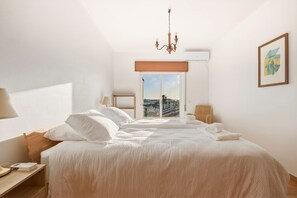 Tabla de planchar con plancha, wifi gratis y ropa de cama 