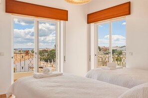Iron/ironing board, free WiFi, bed sheets - Casa Tita, sea view, sleeps 6 (Lagos)