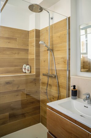 Shower, hair dryer, towels, soap - Maison Largesse, 5 min walk to medieval town of Sarlat - 2 beds, garden, parking (Sarlat-la-Canéda)