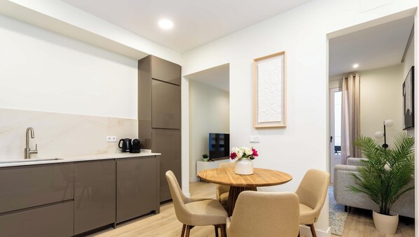 Dining - Disfruta de este acogedor y moderno apartamento de 50 m² en Calle Palencia 44, en el corazón de Tetuán, una zona residencial tranquila y bien comunicada. (MADRID)