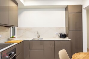 Private kitchen - Disfruta de este acogedor y moderno apartamento de 50 m² en Calle Palencia 44, en el corazón de Tetuán, una zona residencial tranquila y bien comunicada. (MADRID)