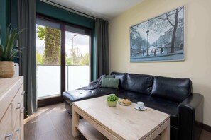 TV, offices - Stylish Apartment with a Private Garden | Air Conditioning (Warszawa)