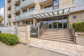 Exterior detail - Stylish Apartment with a Private Garden | Air Conditioning (Warszawa)