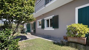 A residential building with a paved driveway, green shutters, and a small lawn. - Holiday Home 'La Colombaia Dei Pagliai' with Private Terrace, Private Garden and Wi-Fi (Ripa- Pozzi-Ponterosso)