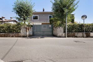 Propiedad residencial privada con un camino de entrada que lleva a una casa.