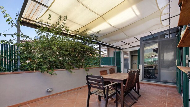 A patio with a table and chairs, a pergola with climbing plants, and a view of the street. - Holiday Home 'La Colombaia Dei Pagliai' with Private Terrace, Private Garden and Wi-Fi (Ripa- Pozzi-Ponterosso)