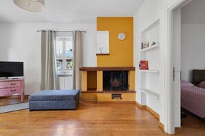 A modern living room with a fireplace, a television, and a cozy seating area. - Holiday Home 'La Colombaia Dei Pagliai' with Private Terrace, Private Garden and Wi-Fi (Ripa- Pozzi-Ponterosso)