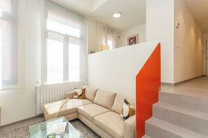 Living area - Descubre un apartamento único en Calle Lérida, en el corazón de Tetuán, diseñado para quienes buscan una estancia larga, cómoda y con un toque especial. La vivienda combina luz natural, líneas modernas y una distribución pensada para vivir y trabaja (MADRID)
