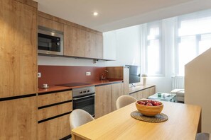 Private kitchen - Descubre un apartamento único en Calle Lérida, en el corazón de Tetuán, diseñado para quienes buscan una estancia larga, cómoda y con un toque especial. La vivienda combina luz natural, líneas modernas y una distribución pensada para vivir y trabaja (MADRID)