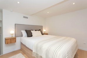 Room - Descubre un apartamento único en Calle Lérida, en el corazón de Tetuán, diseñado para quienes buscan una estancia larga, cómoda y con un toque especial. La vivienda combina luz natural, líneas modernas y una distribución pensada para vivir y trabaja (MADRID)
