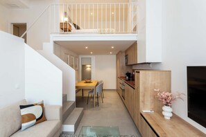 Interior - Descubre un apartamento único en Calle Lérida, en el corazón de Tetuán, diseñado para quienes buscan una estancia larga, cómoda y con un toque especial. La vivienda combina luz natural, líneas modernas y una distribución pensada para vivir y trabaja (MADRID)